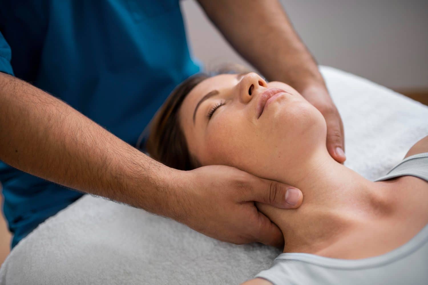 Fisioterapeuta realizando una valoración ecográfica musculoesquelética