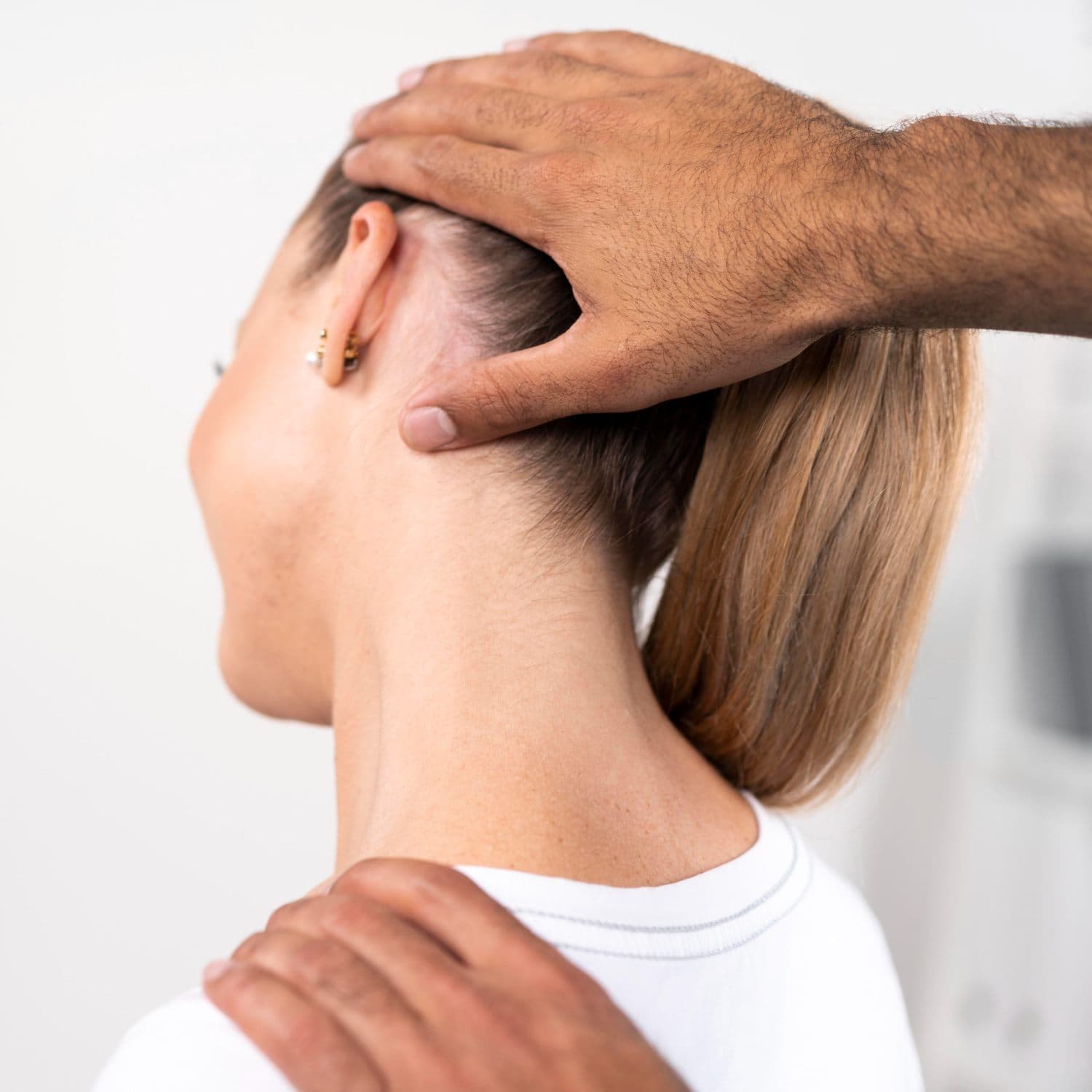 Tratamiento manual de la zona cervical en consulta de fisioterapia